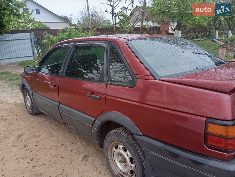 Седан Volkswagen Passat 1990 в Корнині