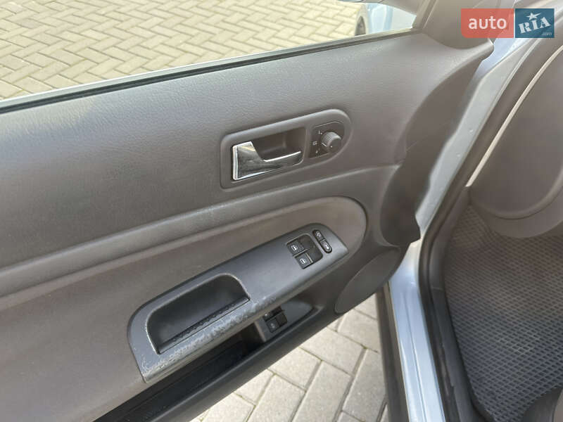 Седан Volkswagen Passat 2004 в Золочеві
