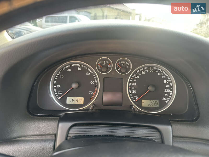 Седан Volkswagen Passat 2004 в Золочеві