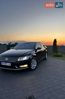 Седан Volkswagen Passat 2012 в Ужгороді