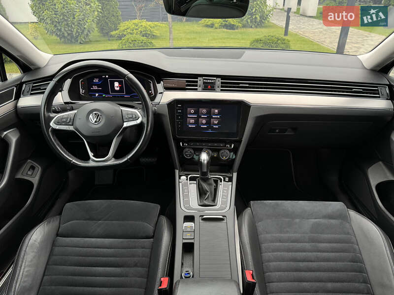 Седан Volkswagen Passat 2019 в Ужгороді