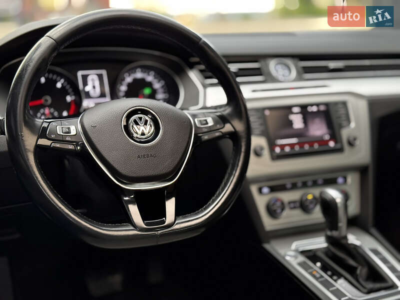 Седан Volkswagen Passat 2015 в Золочеві