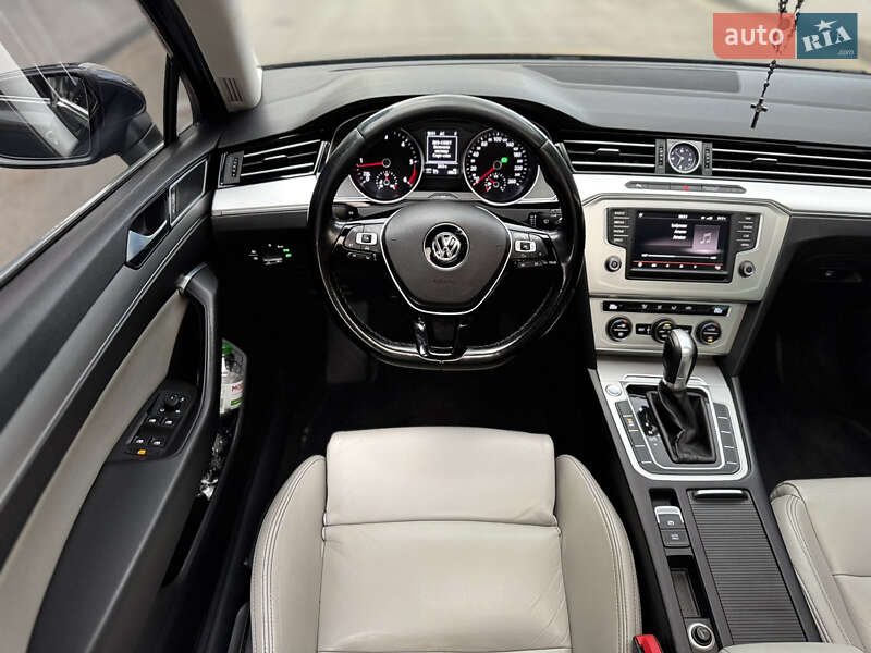 Седан Volkswagen Passat 2015 в Золочеві