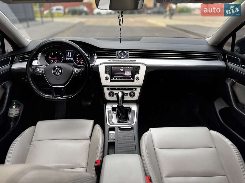 Седан Volkswagen Passat 2015 в Золочеві
