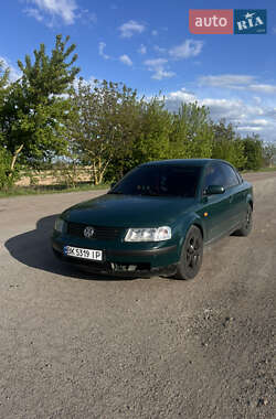 Седан Volkswagen Passat 1998 в Корце