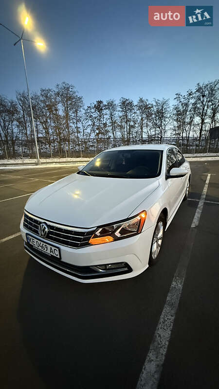 Седан Volkswagen Passat 2017 в Днепре
