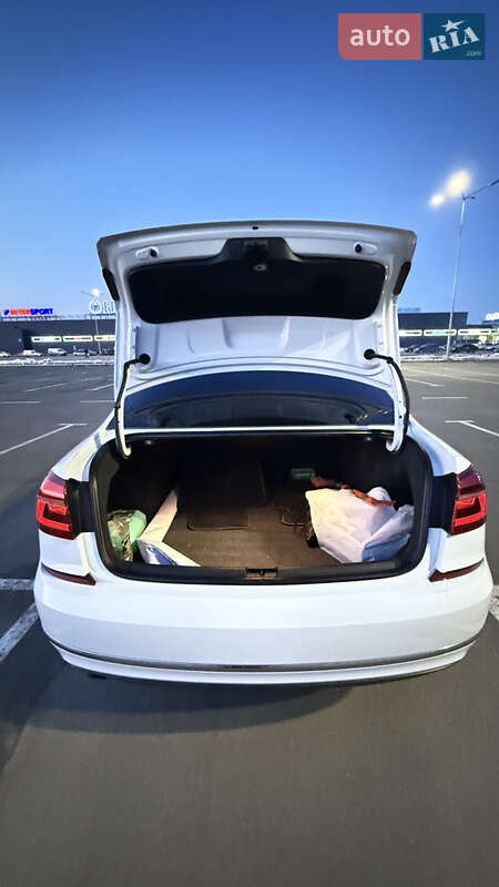Седан Volkswagen Passat 2017 в Днепре
