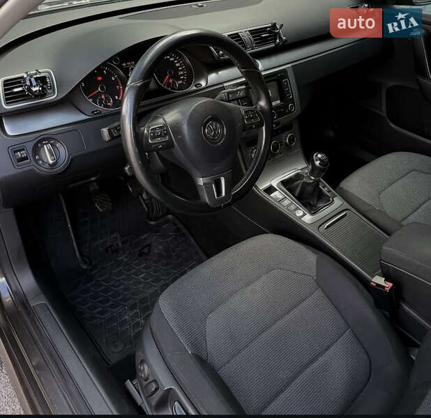 Седан Volkswagen Passat 2013 в Ужгороді