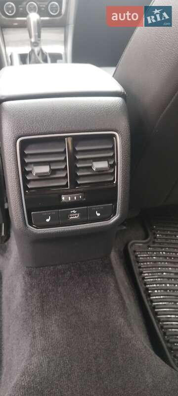 Седан Volkswagen Passat 2018 в Ивано-Франковске