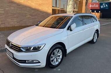Універсал Volkswagen Passat 2017 в Житомирі