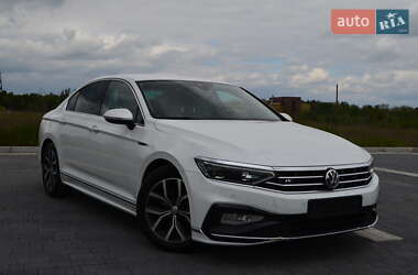 Седан Volkswagen Passat 2019 в Львове