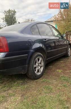 Седан Volkswagen Passat 1999 в Умани