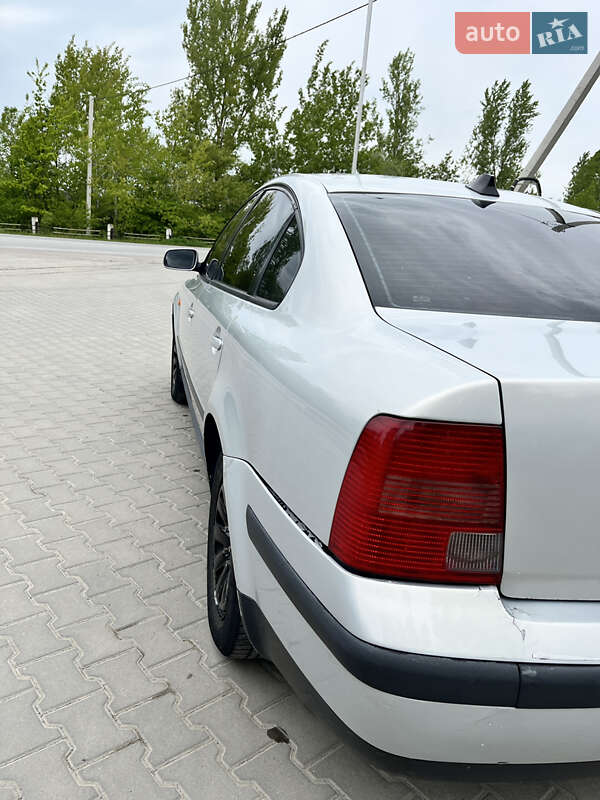 Седан Volkswagen Passat 1997 в Галичі