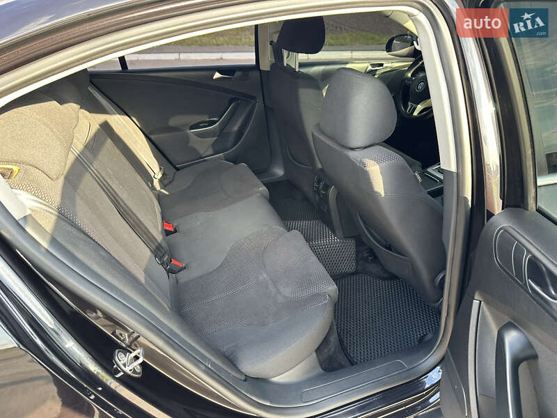 Седан Volkswagen Passat 2010 в Ромнах