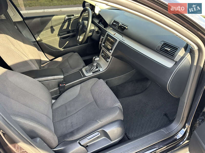 Седан Volkswagen Passat 2010 в Ромнах