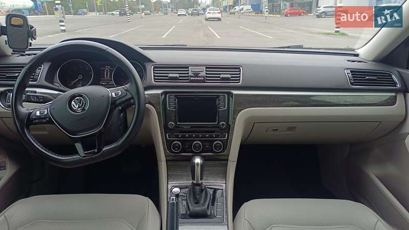 Седан Volkswagen Passat 2018 в Днепре