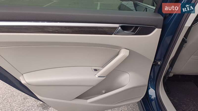 Седан Volkswagen Passat 2018 в Днепре