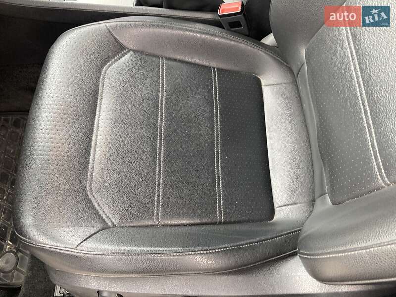 Седан Volkswagen Passat 2015 в Львове