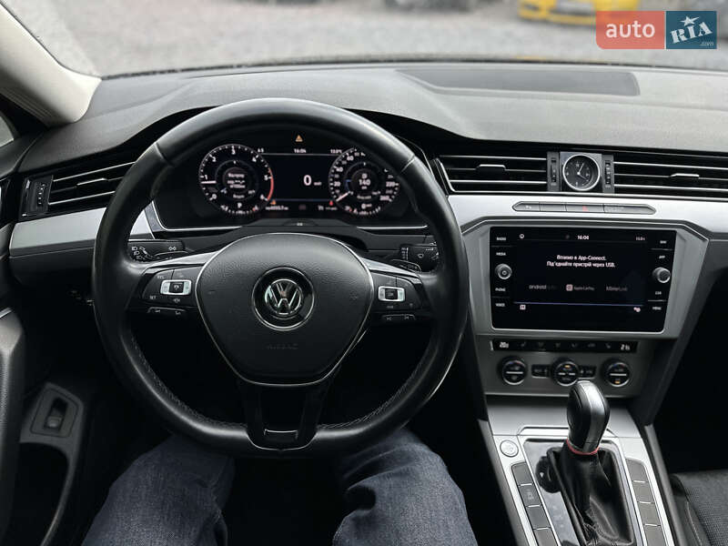 Седан Volkswagen Passat 2018 в Львові