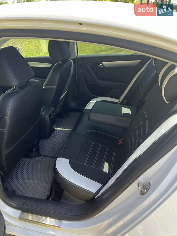 Седан Volkswagen Passat 2012 в Прилуках