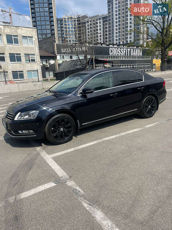 Седан Volkswagen Passat 2012 в Києві