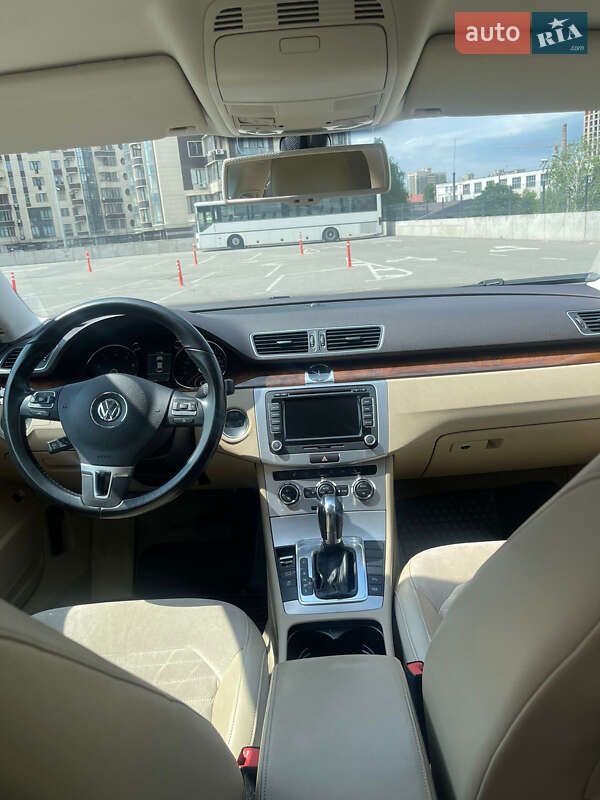 Седан Volkswagen Passat 2012 в Києві