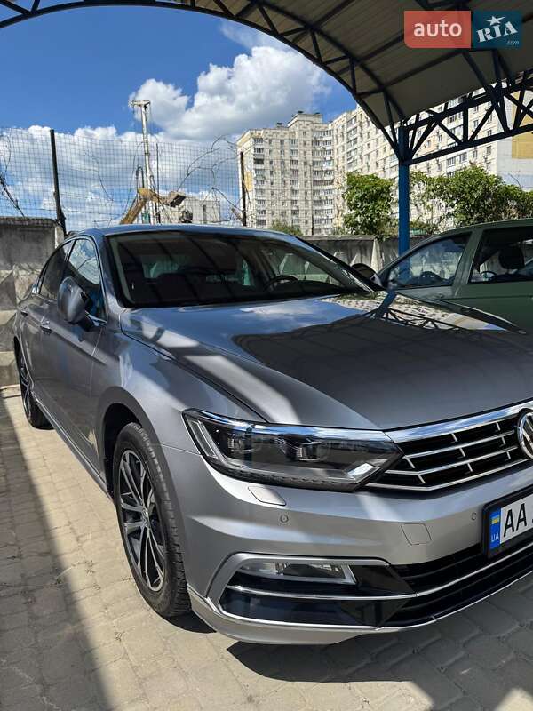 Седан Volkswagen Passat 2018 в Киеве