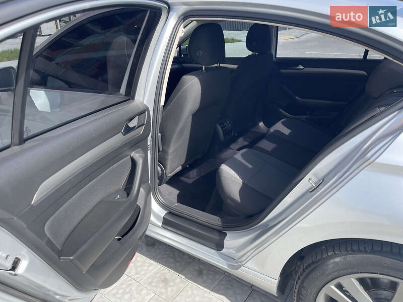 Седан Volkswagen Passat 2015 в Львове