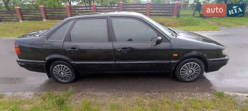 Седан Volkswagen Passat 1994 в Калуше