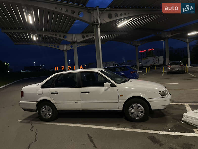 Седан Volkswagen Passat 1995 в Львове