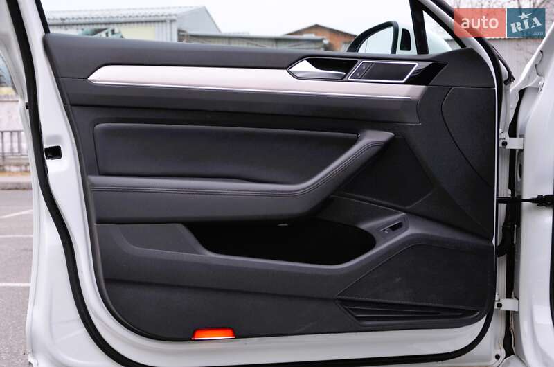 Универсал Volkswagen Passat 2018 в Киеве