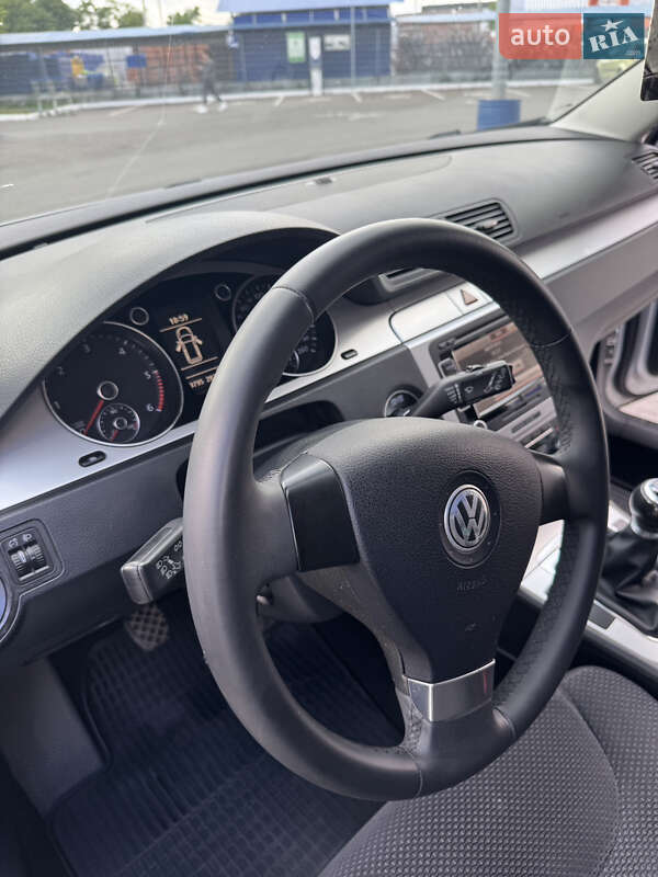Універсал Volkswagen Passat 2010 в Одесі