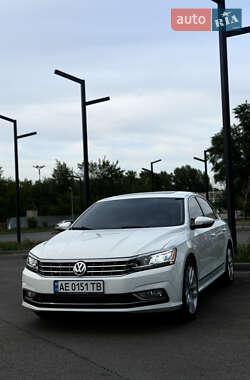 Седан Volkswagen Passat 2017 в Днепре