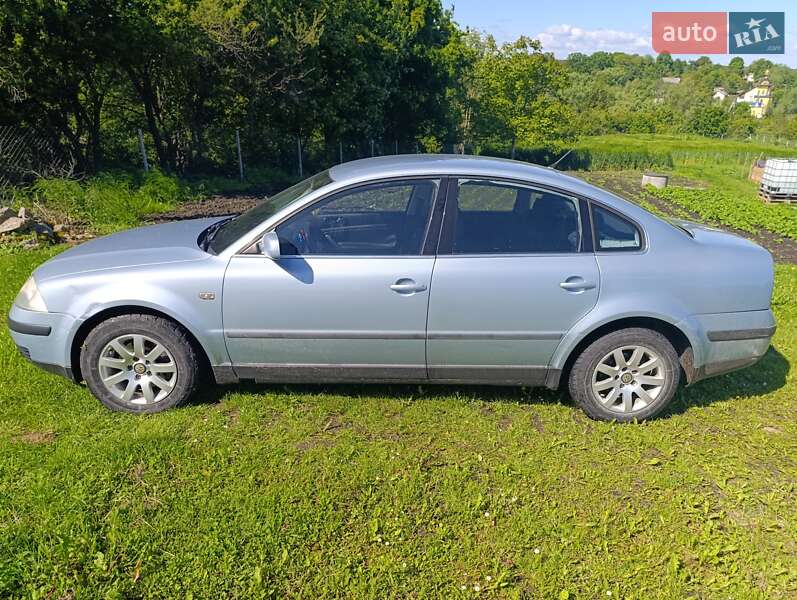 Седан Volkswagen Passat 2002 в Мостиській