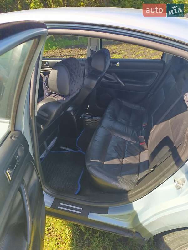 Седан Volkswagen Passat 2002 в Мостиській