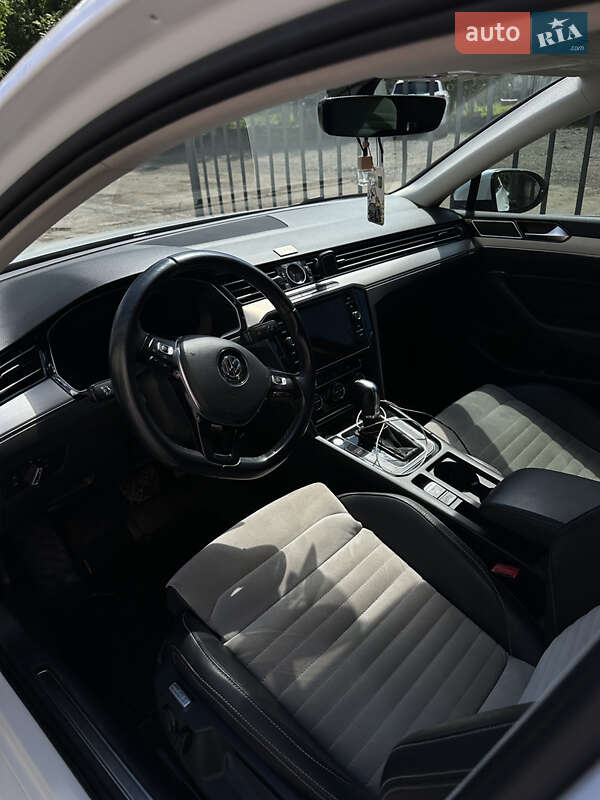 Седан Volkswagen Passat 2018 в Ужгороді