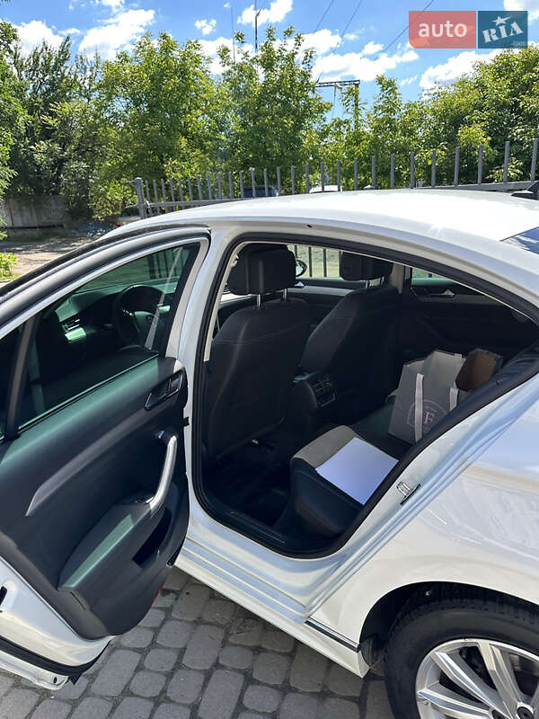 Седан Volkswagen Passat 2018 в Ужгороді