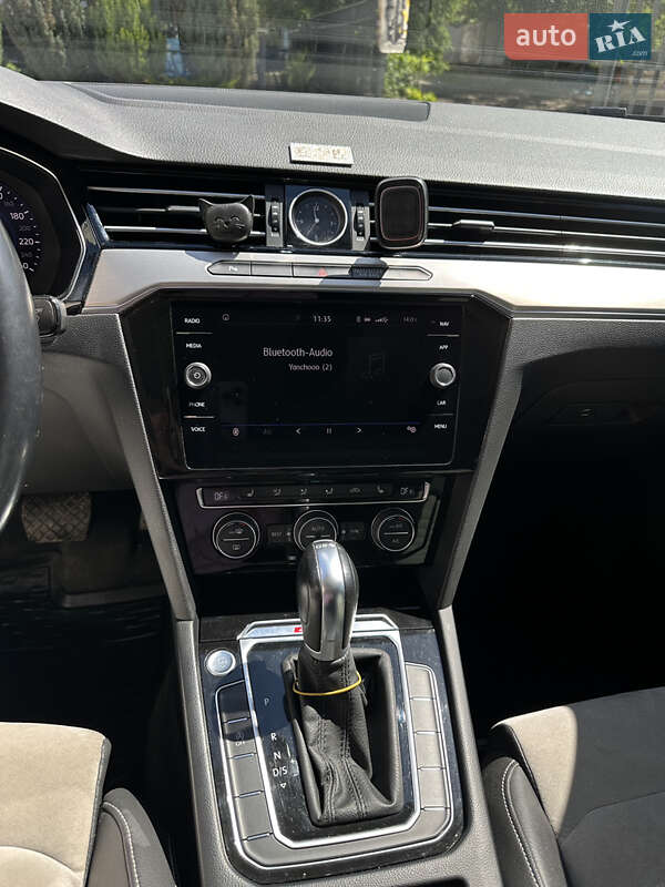 Седан Volkswagen Passat 2018 в Ужгороді