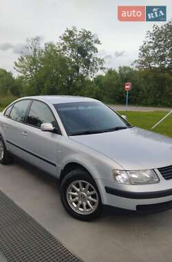Седан Volkswagen Passat 2000 в Стрые