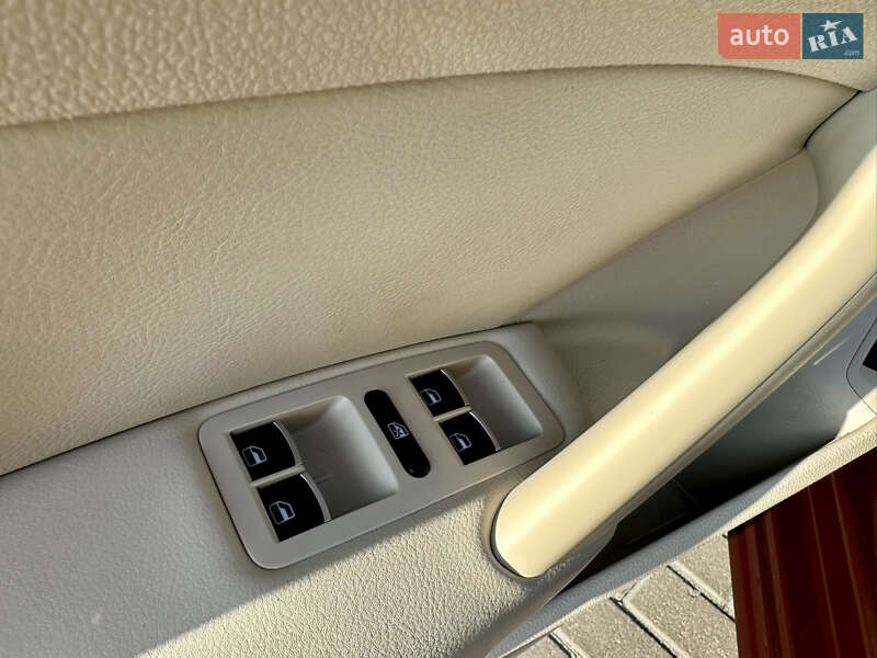 Седан Volkswagen Passat 2012 в Києві