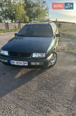 Универсал Volkswagen Passat 1995 в Сарнах