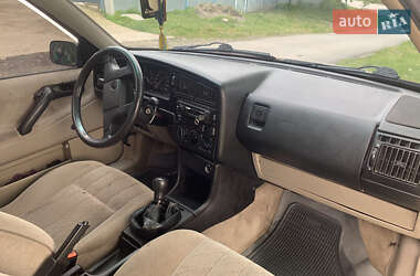 Седан Volkswagen Passat 1992 в 
