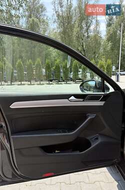 Седан Volkswagen Passat 2015 в 