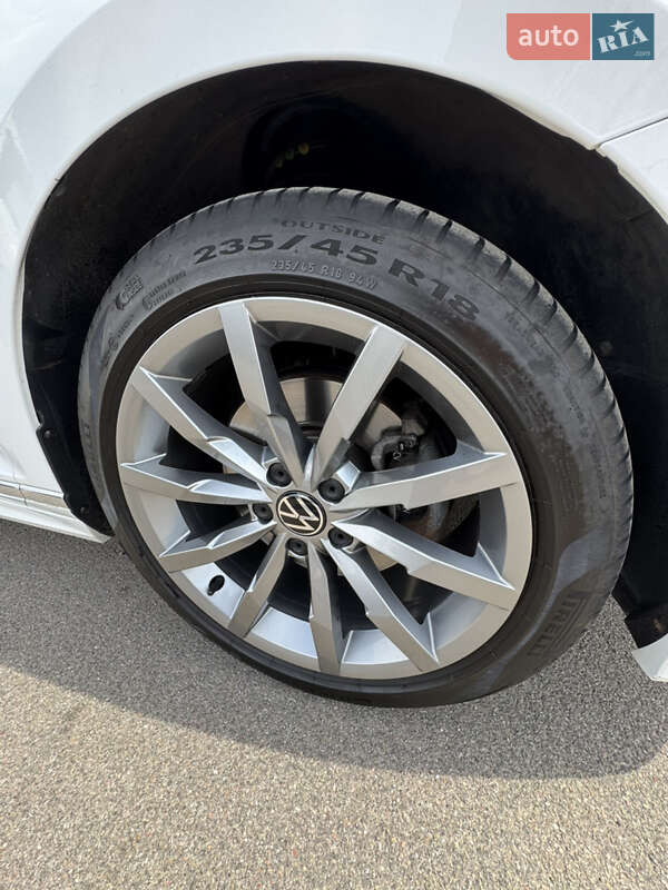 Универсал Volkswagen Passat 2021 в Киеве