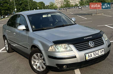 Седан Volkswagen Passat 2004 в Киеве