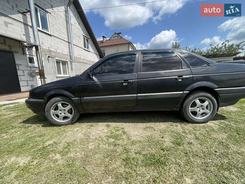 Седан Volkswagen Passat 1989 в Барышевке