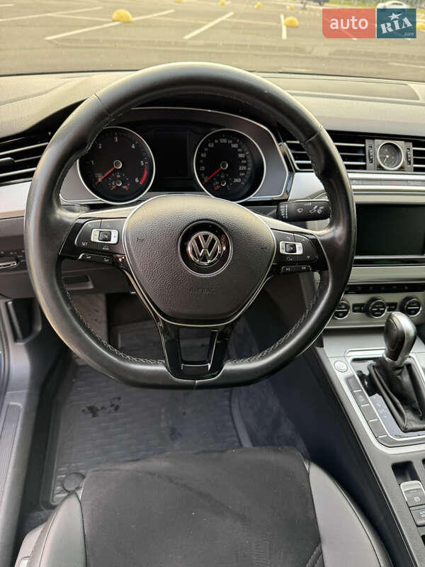 Седан Volkswagen Passat 2015 в Києві