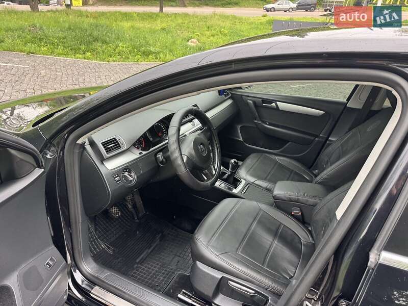 Седан Volkswagen Passat 2012 в Житомире