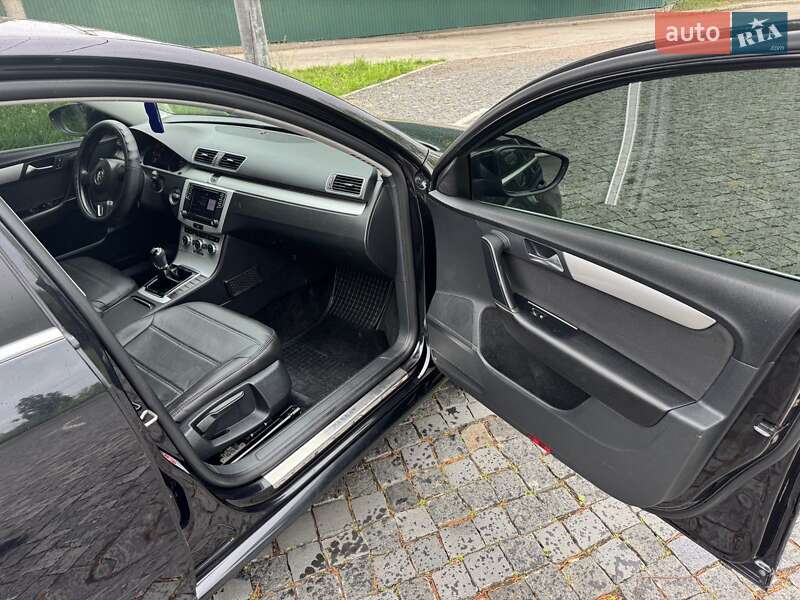 Седан Volkswagen Passat 2012 в Житомире
