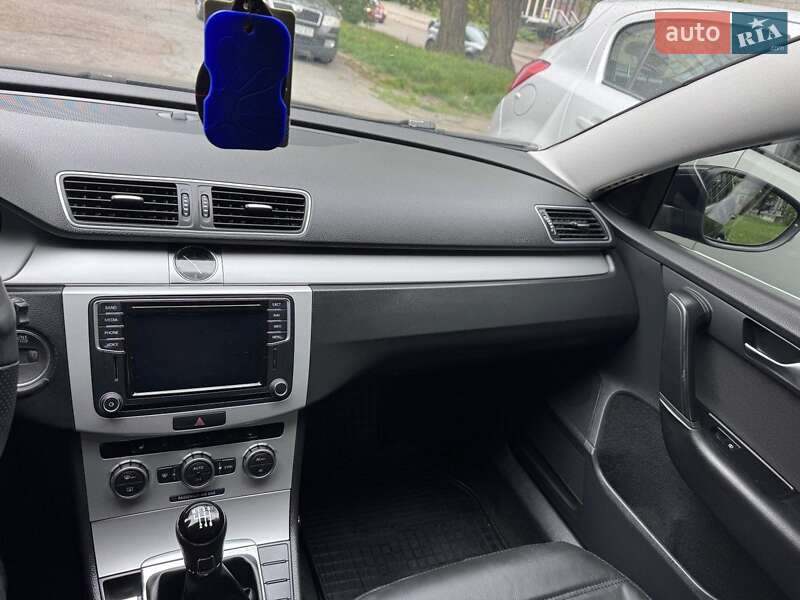 Седан Volkswagen Passat 2012 в Житомире